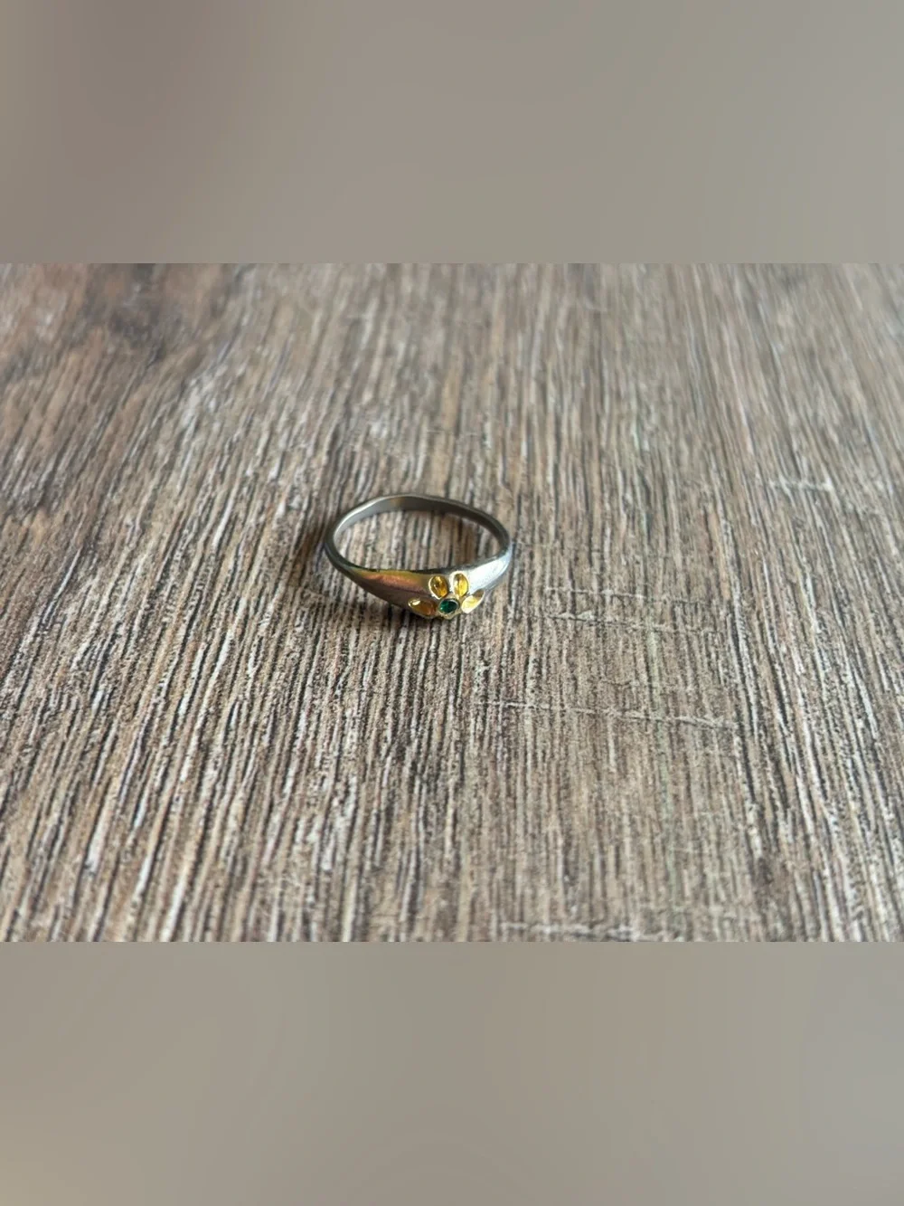 Women's size 8 gold-tone ring flower-like design with petals green stone center